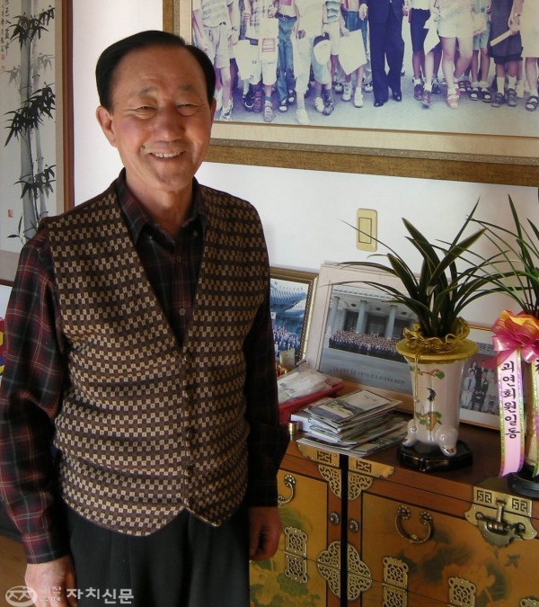 ▲ 김환묵 前 괴산군수는 55년간의 공직생활을 회상하며 환한 미소를 짓고 있다. 
