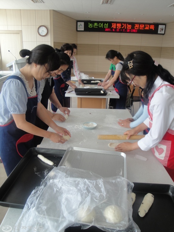 괴산지역 여성들이 농업기술센터에서 우리 쌀을 이용해 빵을 만들고 있다.