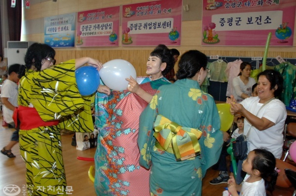 한국으로 시집 온 이주 여성들이 세계인의 날 기념 다문화 축제 명랑운동회에 참여해 풍선아트를 즐기고 있다.