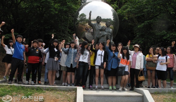 지난 6월 19일 청원군 문의면에서 열린 청소년의 달 행사에 참석한 증평군 학생4-H회 회원들이 문의관광단지 기념탑 앞에서 기념촬영을 하고 있다.