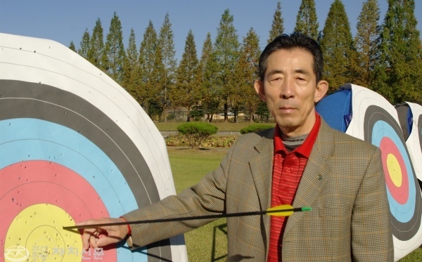 김형탁 원장이 양궁훈련원에서 정확하게 활을 쏘아 과녁에 맞춘 화살을 가리키고 있다.