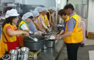 회원들이 어르신 600여 명에게 식사 대접을 하는 현장에서 봉사활동을 하고 있다.