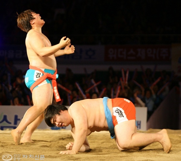 ◀ 김진 선수(왼쪽)가 보은장사씨름대회 백두장사 결정전에서 이재혁 선수를 3-0으로 이긴 후 기쁨을 온몸으로 포효하고 있다.