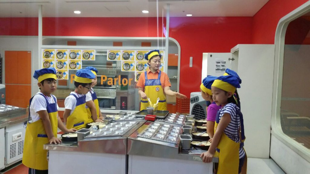 ▲ 보광초 학생들이 경기도 성남 한국잡월드 어린이체험관에서 요리사 체험을 하고 있다.