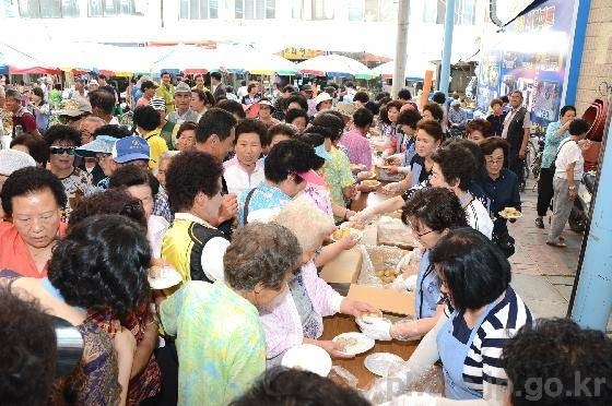▲ 6·25음식 시식회가 증평장뜰시장 다목적광장에서 열린 가운데 많은 지역 주민들이 참가해 음식을 먹고 있다.