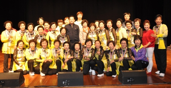 ▲ 회원들은 지난 4월 열린 충북어르신생활체육대회에서 1등을 하고 기념촬영을 했다.