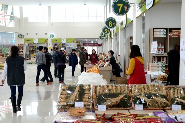 설 명절을 맞아 수삼, 홍삼, 홍삼가공품 등을 사기 위해 많은 소비자들이 증평인삼상설판매장을 찾았다.