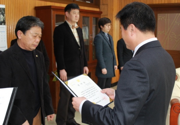 박준석 교육지원과장이 학운위협의회 임원에게 감사장을 전달하고 있다.