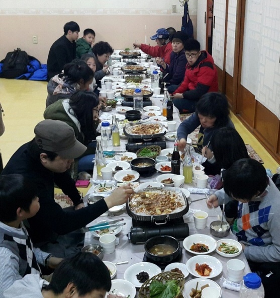 ▲ 회원들이 결연 청소년을 초대, 식사를 함께하고 있다.