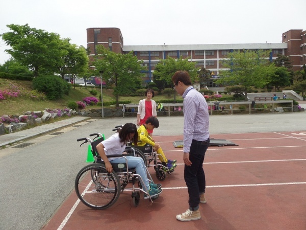 증평초등학교 6학년 학생들이 휠체어를 타보며 장애체험을 하고 있다.