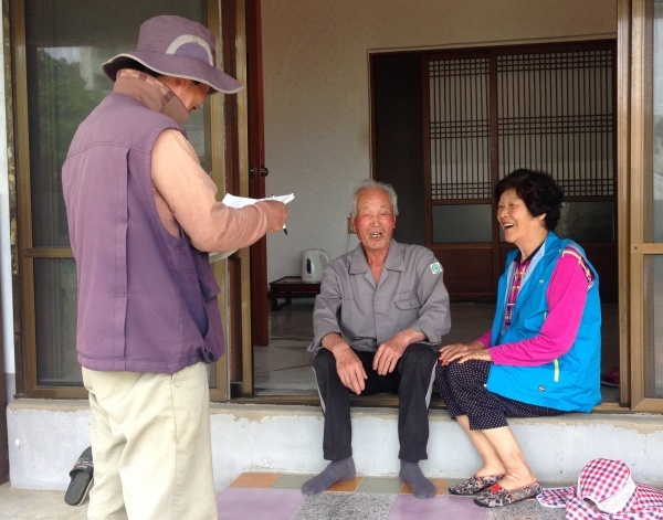김계영(오른쪽) 씨가 독거노인 가정을 방문해 말벗을 하고 있다.