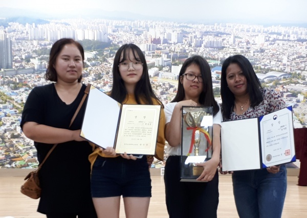안미정 학생이 '제21회 전국청소년충효실천발표대회'에 참가해 전체 대상인 '여성가족부장관상'을 수상했다. 