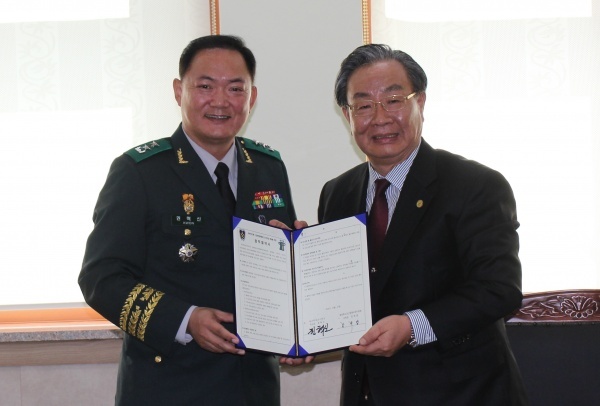 장재영 교육장과 권혁신 학교장이 자유학기제와 리더십 함양을 위한 업무협약을 체결했다. 