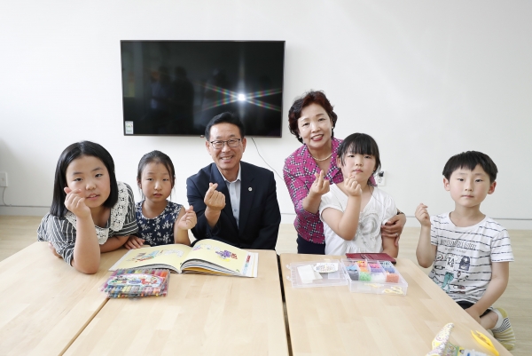 이차영 군수와 윤남진 도의원이 돌봄센터에서 어린이와 함께 하고 있다.