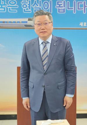 김주신 민주당 중부3군 예비후보가 기자회견을 하고 있다.